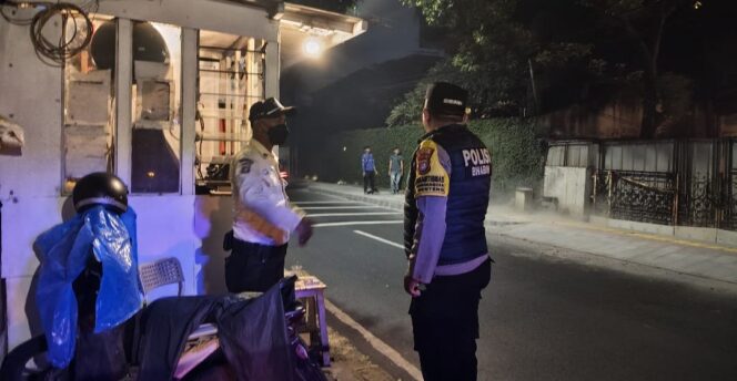 
					Perkuat Satkamling, Bhabinkamtibmas Gandeng Warga Gondangdia Jaga Keamanan Malam Hari