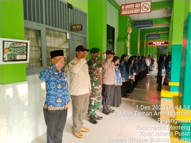 
					Bhabinkamtibmas Hadiri Upacara di SMKN 16, Tegaskan Pelajar Harus Bebas Tawuran, Narkoba, dan Bullying