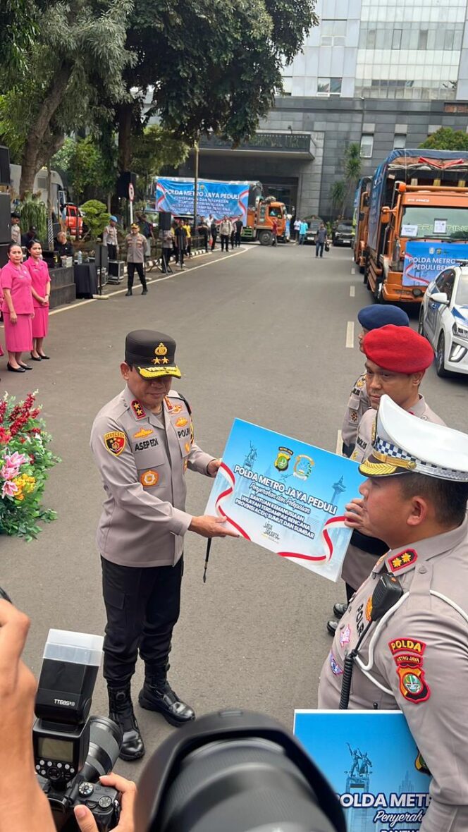 
					Polda Metro Jaya Kirim Bantuan Kemanusiaan ke Aceh, Sumut, dan Sumbar