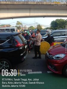 Polsek Johar Baru Lakukan Strong Point Pagi di TL Galur, Arus Lalu Lintas Berjalan Lancar