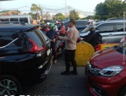 Polsek Johar Baru Lakukan Strong Point Pagi di TL Galur, Arus Lalu Lintas Berjalan Lancar