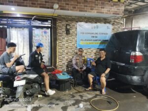 Kawal Lingkungan Aman, Bhabinkamtibmas Sambangi Pos Kamling RW04 Kampung Rawa