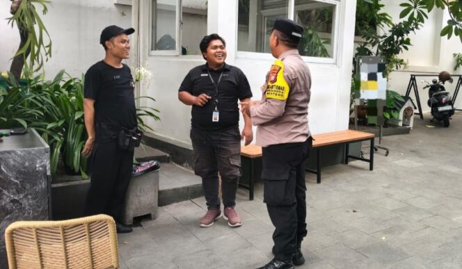 
					Patroli Kamtibmas Bhabinkamtibmas Gondangdia Perkuat Keamanan Lingkungan Jalan Kamboja