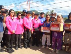 Ketum Bhayangkari Beri Bantuan hingga Hibur Anak-anak Korban Bencana di Tapanuli Tengah