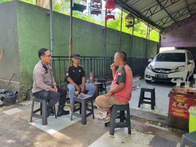 
					Wujudkan Lingkungan Aman, Polisi Sambangi Warga RT 14/09 Karet Tengsin