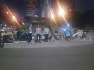 ​Patroli Tiga Pilar Malam Hari, Polsek Kemayoran Antisipasi Tawuran dan Balap Liar