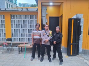 Bhabinkamtibmas Sambangi Pos Pamdal Partai Hanura, Patroli Dialogis Perkuat Keamanan Pegangsaan