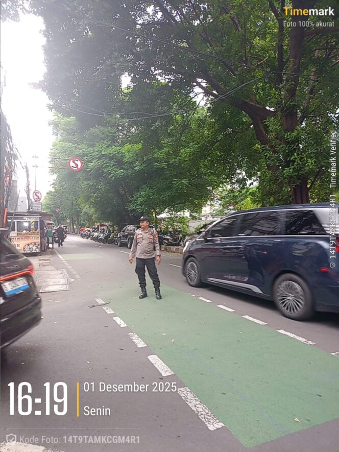 
					Arus Lalu Lintas Terpantau Ramai Lancar, Petugas Siaga Sore Hari di Kebon Kacang Raya