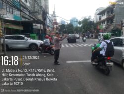 Strong Point di Pertigaan Mutiara Benhil, Polsek Metro Tanah Abang Lakukan Gatur Lalin Sore Hari