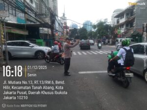 Strong Point di Pertigaan Mutiara Benhil, Polsek Metro Tanah Abang Lakukan Gatur Lalin Sore Hari