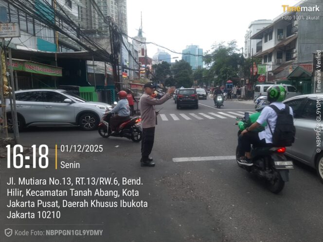 
					Strong Point di Pertigaan Mutiara Benhil, Polsek Metro Tanah Abang Lakukan Gatur Lalin Sore Hari