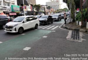 Polisi Atur Lalu Lintas di TL. Penjernihan Raya Pada Puncak Mobilitas Sore Hari
