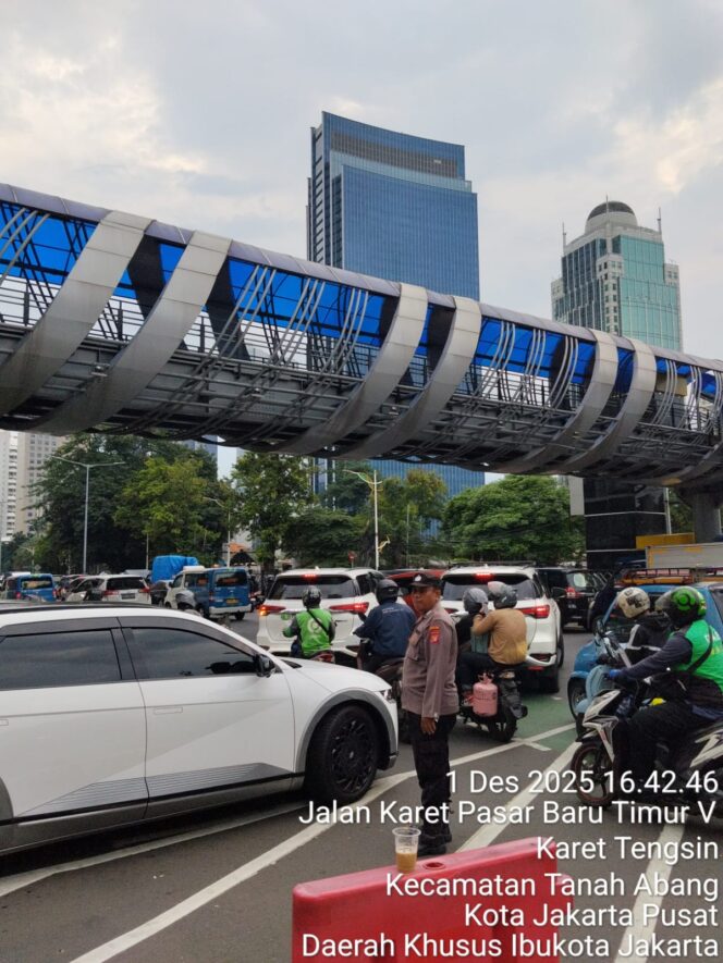 
					Polsek Metro Tanah Abang Gatur Lalin dan Terpantau Padat Sore Hari di Pertigaan Karet