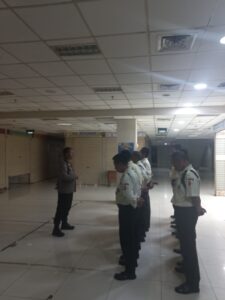 Tingkatkan Keamanan, Bhabinkamtibmas Kebon Kacang Arahkan Satpam Pasar CTA Tanah Abang