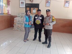 Monitoring Distribusi Bantuan Pangan di RPTRA Melati, Bhabinkamtibmas Pastikan Penyaluran Tepat Sasaran