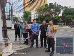 Bhabinkamtibmas Petojo Utara Bersama Unsur Kelurahan Lakukan Pemantauan Wilayah di Jl. Hasyim Asy’ari
