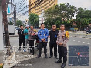 Bhabinkamtibmas Petojo Utara Bersama Unsur Kelurahan Lakukan Pemantauan Wilayah di Jl. Hasyim Asy’ari