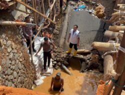 POLDA SUMUT BANGUN JEMBATAN DARURAT DI TAPTENG, PULIHKAN AKSES WARGA DAN JALINSUM