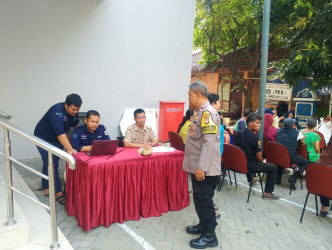 
					Polri Kawal Penyaluran Bansos Untuk Warga” Memastikan Tepat Sasaran”