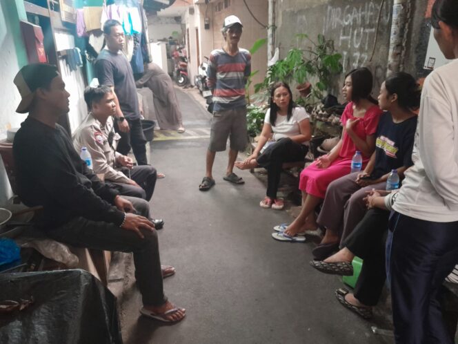 
					Bhabinkamtibmas Petojo Selatan Evakuasi Tiga Pekerja Rumah Tangga yang Alami Intimidasi Majikan