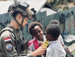 Personel Satgas Ops Damai Cartenz Sektor Intan Jaya Laksanakan Pengobatan dan Bagikan Susu untuk Anak-Anak Papua