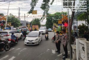 Polsek Johar Baru Respon Cepat, Atur Lalin Sore di Lintasan Kereta Api Percetakan Negara