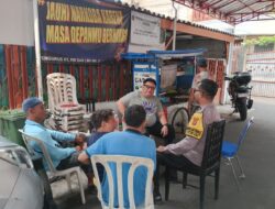 Ngobrol Santai dengan Pengurus Wilayah, Bhabinkamtibmas Laksanakan Cooling System dan Sambang Lingkungan RW 07 Kampung Rawa
