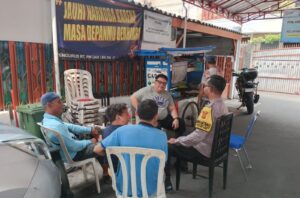 Ngobrol Santai dengan Pengurus Wilayah, Bhabinkamtibmas Laksanakan Cooling System dan Sambang Lingkungan RW 07 Kampung Rawa