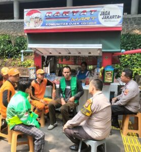Polri Dekat Dengan Rakyat, Kapolsubsektor Blora dan Bhabinkamtibmas Menteng Ajak Ojol Bersinergi Jaga Kamtibmas