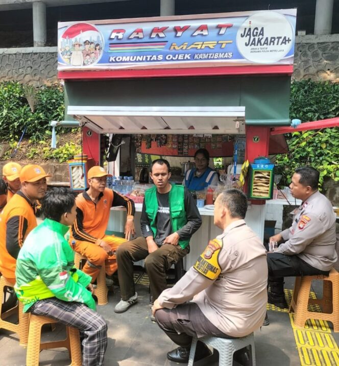 
					Polri Dekat Dengan Rakyat, Kapolsubsektor Blora dan Bhabinkamtibmas Menteng Ajak Ojol Bersinergi Jaga Kamtibmas