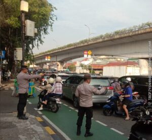 Pengaturan Lalu Lintas Pagi, Polsek Johar Baru Lakukan Strong Point di TL Galur