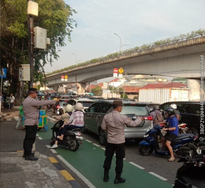 
					Pengaturan Lalu Lintas Pagi, Polsek Johar Baru Lakukan Strong Point di TL Galur