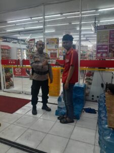 Patroli Jalan Kaki Samapta Polsek Johar Baru Berikan Imbauan Kamtibmas kepada Karyawan Minimarket