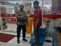 Patroli Jalan Kaki Samapta Polsek Johar Baru Berikan Imbauan Kamtibmas kepada Karyawan Minimarket