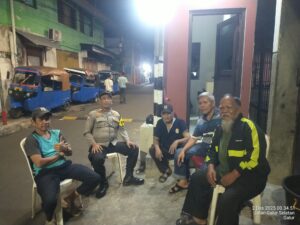 Aiptu Baktiar Bhabinkamtibmas Galur Sambangi Pos Kamling RW 01, Ajak Warga Perkuat Keamanan Lingkungan