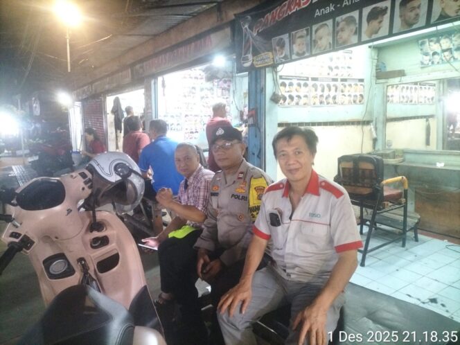 
					Door To Door dan Cooling System, Bhabinkamtibmas Johar Baru Sambangi Warga RW 01