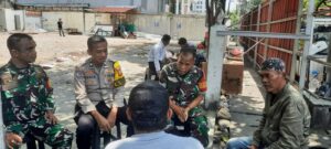 Dekatkan Diri dengan Warga RW 12 Kebon Melati, Polisi dan TNI Sampaikan Imbauan Kamtibmas