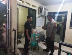 Sambangi Poskamling RW 09 Kebon Kacang, Bhabinkamtibmas Berikan Imbauan Kepada Petugas Satkamling