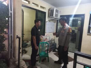 Sambangi Poskamling RW 09 Kebon Kacang, Bhabinkamtibmas Berikan Imbauan Kepada Petugas Satkamling