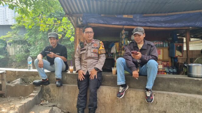 
					Ciptakan Situasi Kondusiif, Bhabinkamtibmas Karet Tengsin Patroli Pemukiman RT 13/03, Sampaikan Warga Jaga Kamtibmas