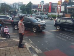 Petugas Samapta Polsek Senen Atur Lalin Sore di Simpang Carolus, Warga Apresiasi Pelayanan Humanis Polisi