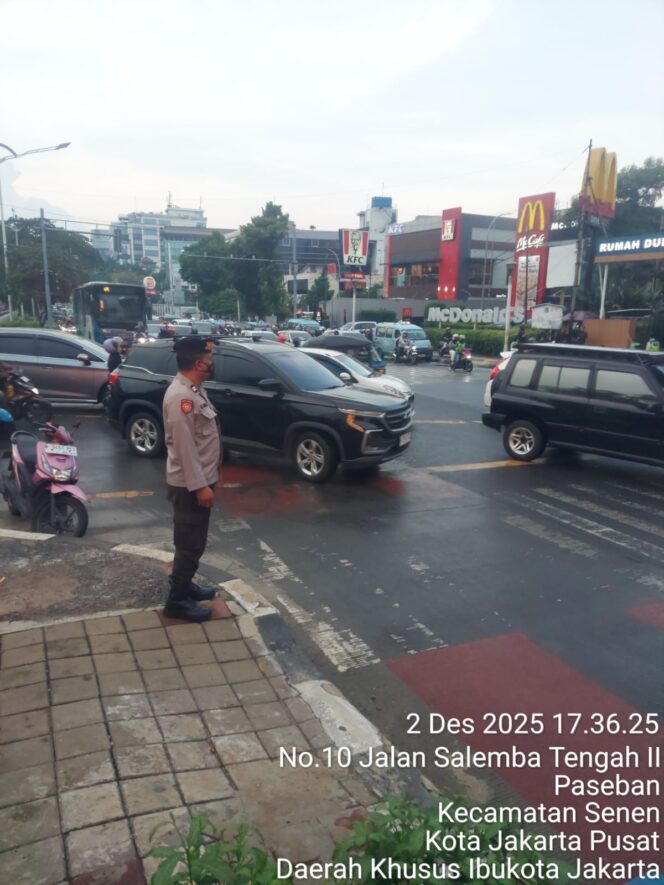 
					Petugas Samapta Polsek Senen Atur Lalin Sore di Simpang Carolus, Warga Apresiasi Pelayanan Humanis Polisi