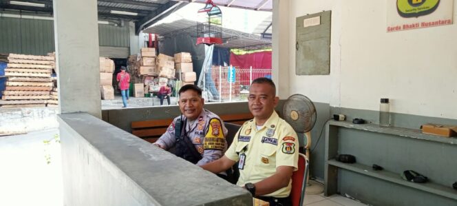 
					Giat Bhabinkamtibmas di Indogrosir: Koordinasi Keamanan dan Imbauan Kamtibmas