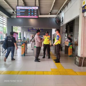 Patroli Dialogis Bhabinkamtibmas Menteng Perkuat Keamanan di Stasiun Sudirman