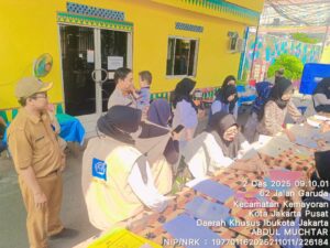 Cegah Masalah Kesehatan, Bhabinkamtibmas Kemayoran Pantau Pelaksanaan Posyandu Balita dan Lansia di RW 05
