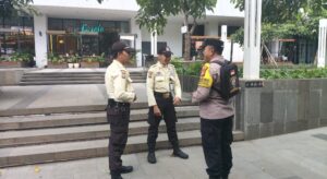 Bhabinkamtibmas Gondangdia Perkuat Kamtibmas di Sarinah, Ajak Security Tingkatkan Patroli dan Pengawasan CCTV