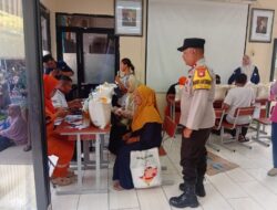 Polri Kawal Penyaluran Bansos di RPTRA Melati, Pastikan Bantuan Tepat Sasaran