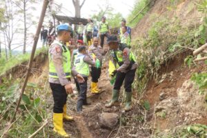 Polresta Bukittinggi Kembali Salurkan Bantuan ke Warga Terdampak di Jorong Sungai Landia