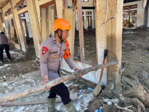 Brimob Sumut Hadir untuk Negeri: Dari Pembersihan Rumah Ibadah Hingga Pemasangan Jaringan Internet untuk Warga Garoga