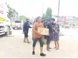 Polisi Bagikan Makanan untuk Korban Banjir, Redam Kepanikan dan Pastikan Distribusi Bantuan Tetap Lancar